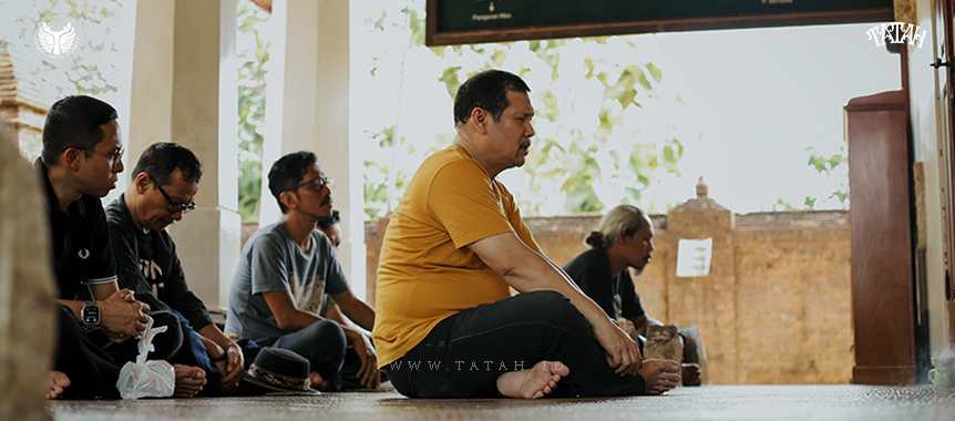Arif Akhyat Memimpin Doa Bersama Di Makam Mantingan