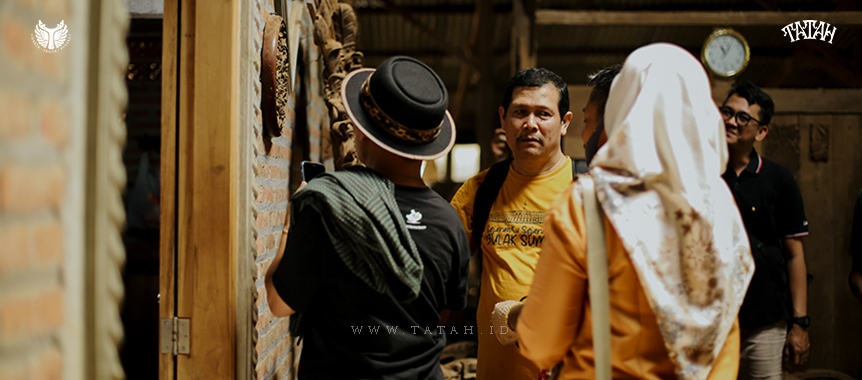 Melihat Kreasi Ukir Kayu Jepara