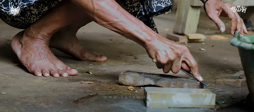 Mengasah Gaman Agar Tatah Lebih Tajam Dan Maksimal Saat Digunakan