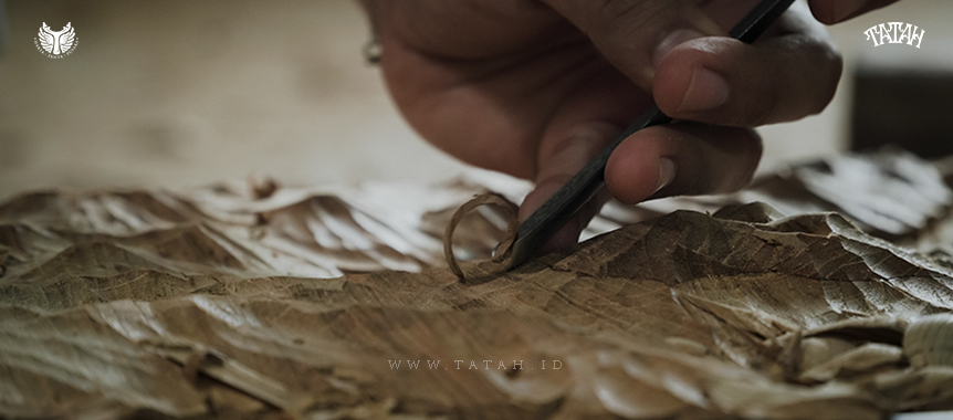 Proses Mengukir Kayu Di Senenan Jepara