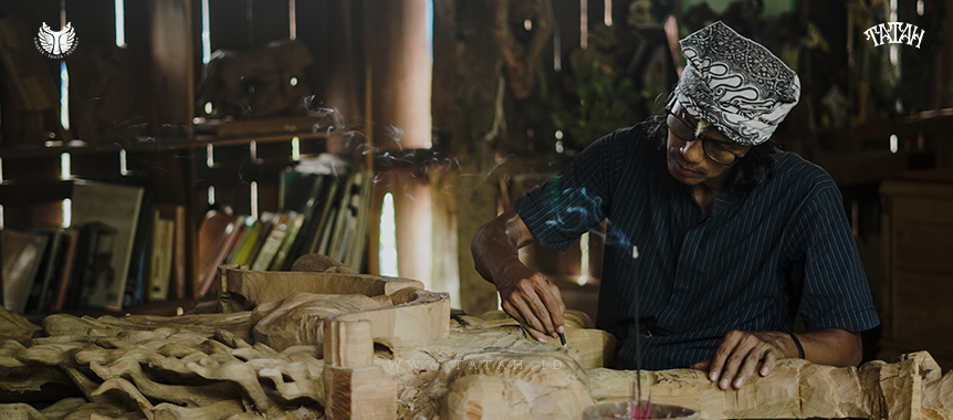 Seniman Ukir Jepara Sedang Mengukir
