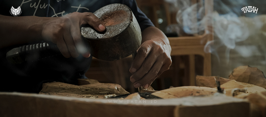 Seni Ukir Kayu Jepara Dikerjakan Dengan Penuh Ketelitian Dan Rasa