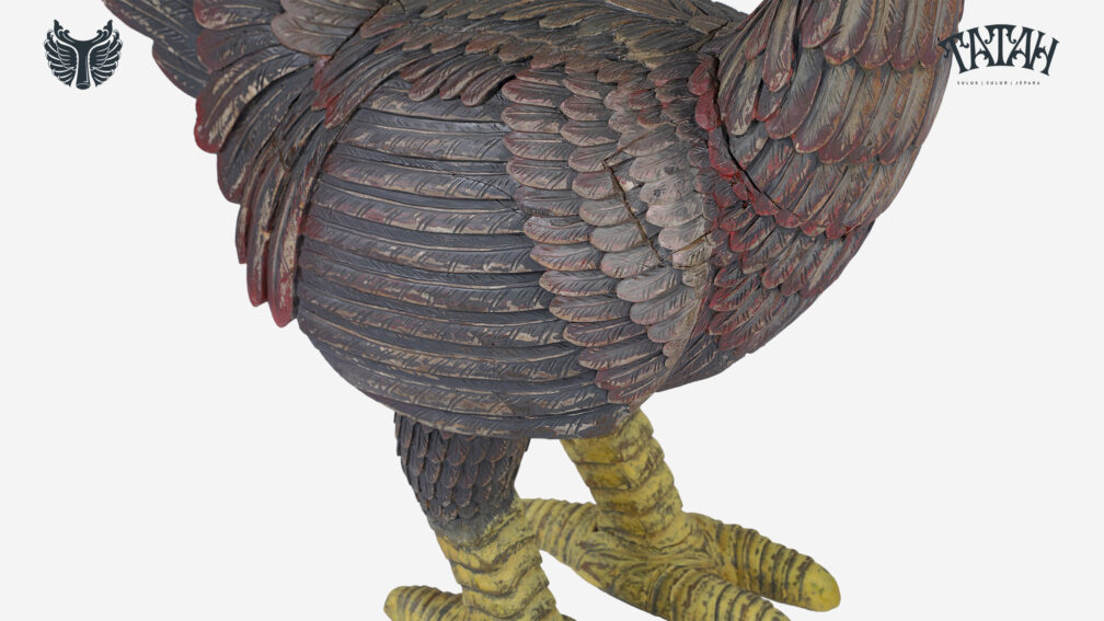 Patung Kayu Jati Karya M Chody Dengan Stilasi Burung, Repetisi Bulu, Dan Karakter Ekspresif