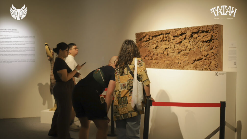 Pengunjung Pameran Tatah