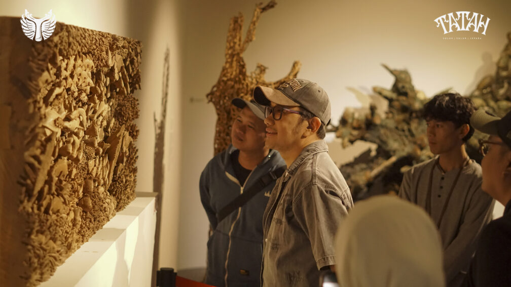 Hanung Bramantyo Mengikuti Gallery Tour Pameran Seni Ukir Tatah Jepara