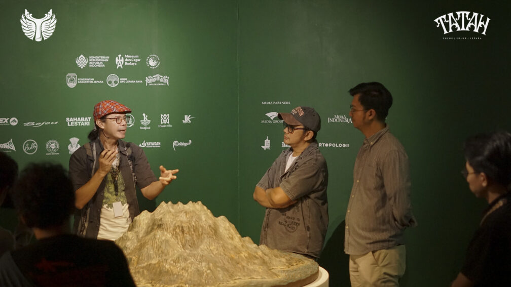 Hanung Bramantyo Dan Joddy Berkunjung Ke Pameran Tatah Museum Nasional Indonesia