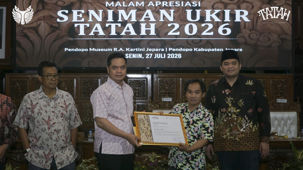 Sutrisno Jepara Carver Menerima Piagam Dari Bupati Jepara