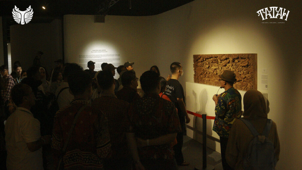 Kurator Menjelaskan Karya Kepada Pengunjung Pameran Tatah