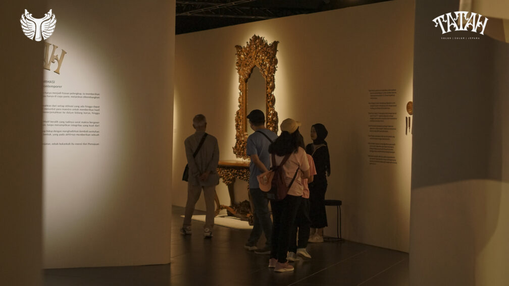 Pengunjung Pameran Tatah Di Museum Nasional Indonesia