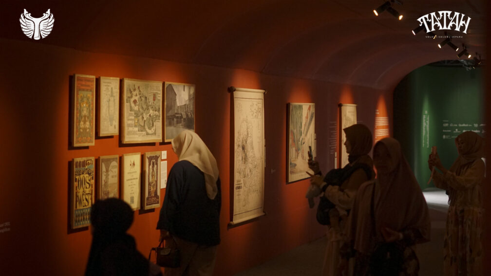 Pengunjung Pameran Tatah Melihat Dan Membaca Sejarah Jepara Diruang Linimasa Sejarah