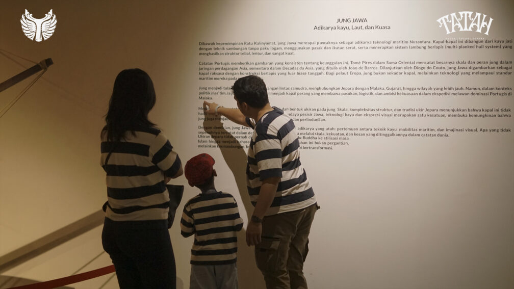 Pengunjung Pameran Tatah Di Museum Nasional Indonesia Membaca Walltext Informasi