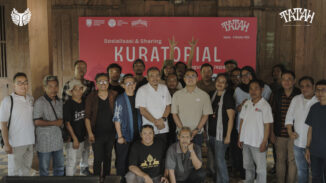 Uncategorized: Foto Bersama Kurator, Direktur Tatah, Dan Peserta Sosialisasi Kuratorial Tatah 2027 Di Enjang, Jepara