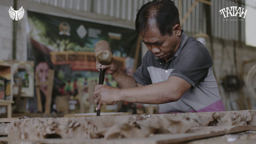 Sutrisno Memahat Relief Kayu Bermotif Dedaunan Di Workshopnya