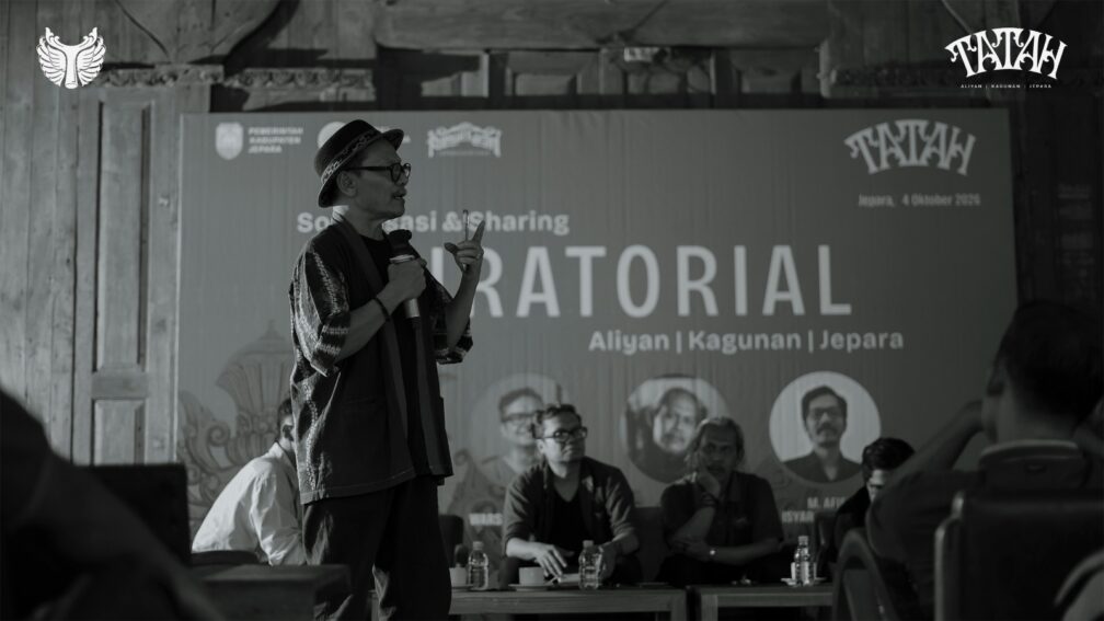 Suwarno Wisetrotomo Berbicara Dengan Mikrofon Di Acara Sosialisasi Kuratorial Tatah 2027
