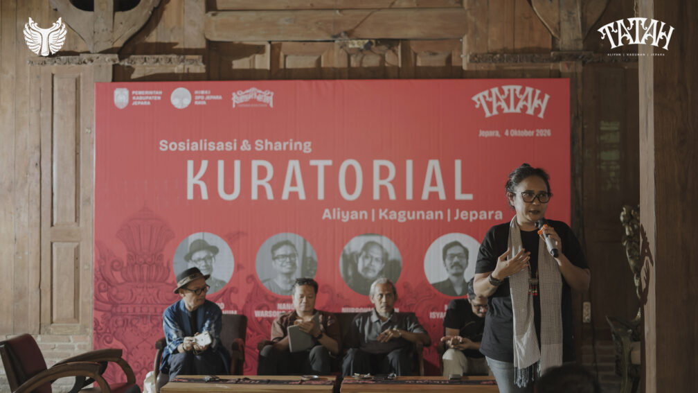 Veronica Rompies berbicara dengan mikrofon di acara sosialisasi kuratorial TATAH 2027, empat kurator duduk di belakangnya Tatah 2027 Buka Open Call, Empat Kurator Sosialisasikan Tema Aliyan Kagunan Di Jepara
